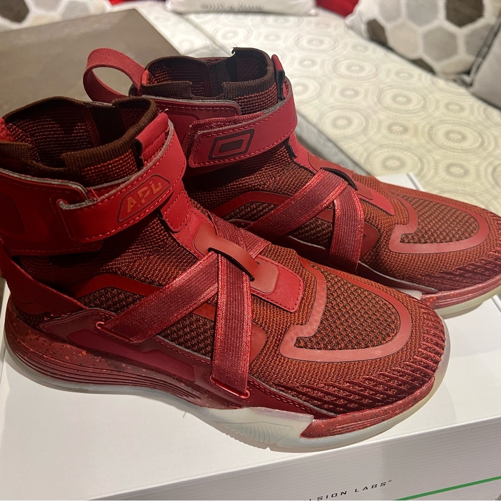 APL SUPERFUTURE Basketball shoes - size 5